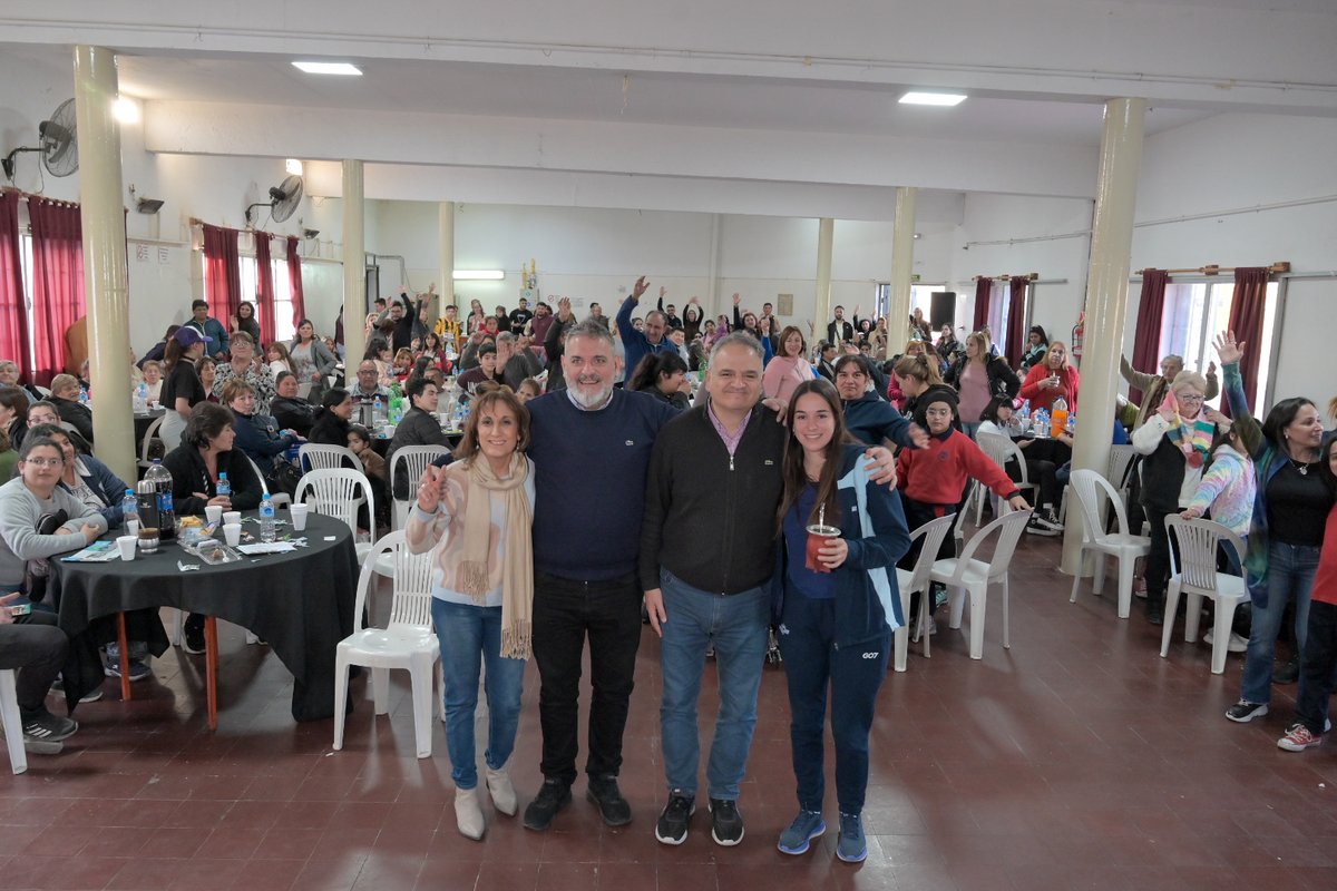 UnionPorSanLuis's tweet photo. Nuestros precandidatos a legisladores nacionales @ernestonaderali, @FernandoSalino, Silvia Rapisarda y Cintia Ramírez, acompañados por el jefe de Campaña @GatoFernandezOK, compartieron una tarde de bingo junto a familias de la ciudad de San Luis en el salón del club Yapeyú. https://t.co/rM3ajbUwFQ