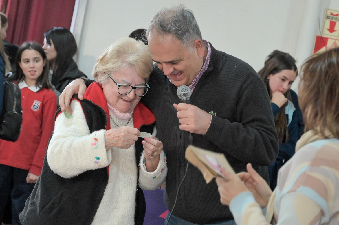 UnionPorSanLuis's tweet photo. Nuestros precandidatos a legisladores nacionales @ernestonaderali, @FernandoSalino, Silvia Rapisarda y Cintia Ramírez, acompañados por el jefe de Campaña @GatoFernandezOK, compartieron una tarde de bingo junto a familias de la ciudad de San Luis en el salón del club Yapeyú. https://t.co/rM3ajbUwFQ