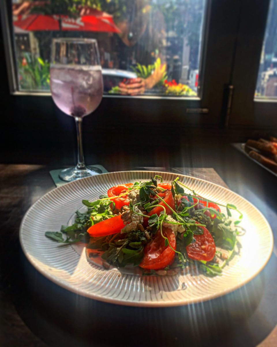 Heirloom Tomato Salad and a Gin & Tonic - don’t mind if we do 🤤 #greenpostpub #lincolnsquare #friday #friyay #fridaynight #fridayvibes #fridayfeeling #cocktails