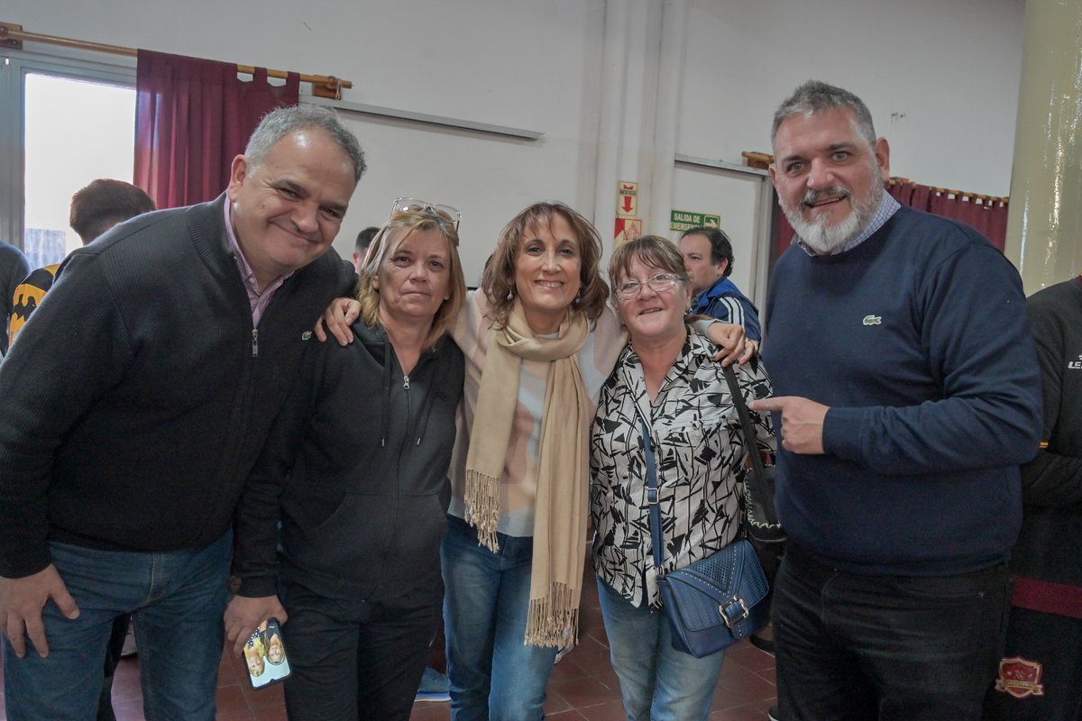 Nuestros precandidatos a legisladores nacionales <a href="/ernestonaderali/">Pipi Ali</a>, <a href="/FernandoSalino/">Fernando Salino</a>, Silvia Rapisarda y Cintia Ramírez, acompañados por el jefe de Campaña <a href="/GatoFernandezOK/">Gato Fernández</a>, compartieron una tarde de bingo junto a familias de la ciudad de San Luis en el salón del club Yapeyú.