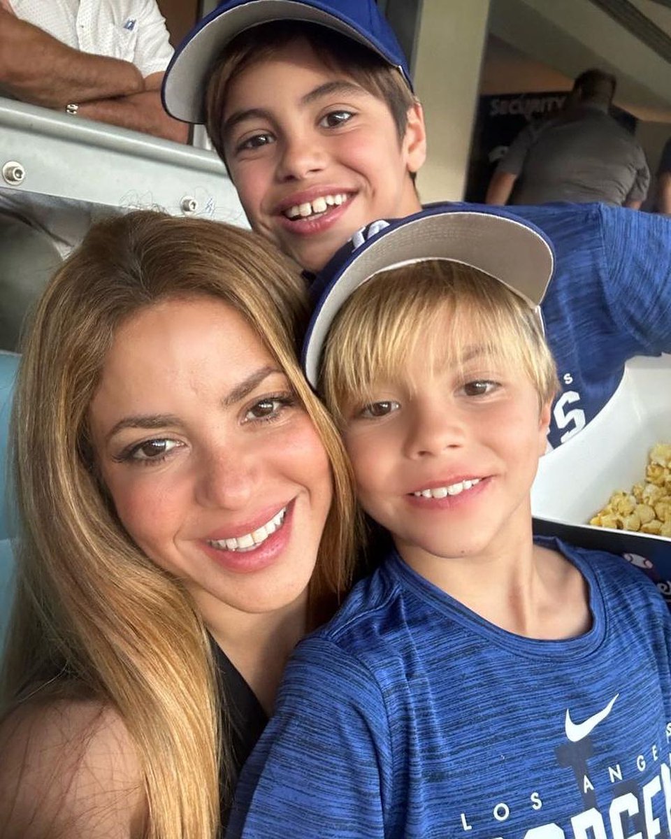 Univision's tweet photo. Qué tierna foto de Shakira con sus hijos.😍
📸 Shakira https://t.co/0W7ENz3TF7
