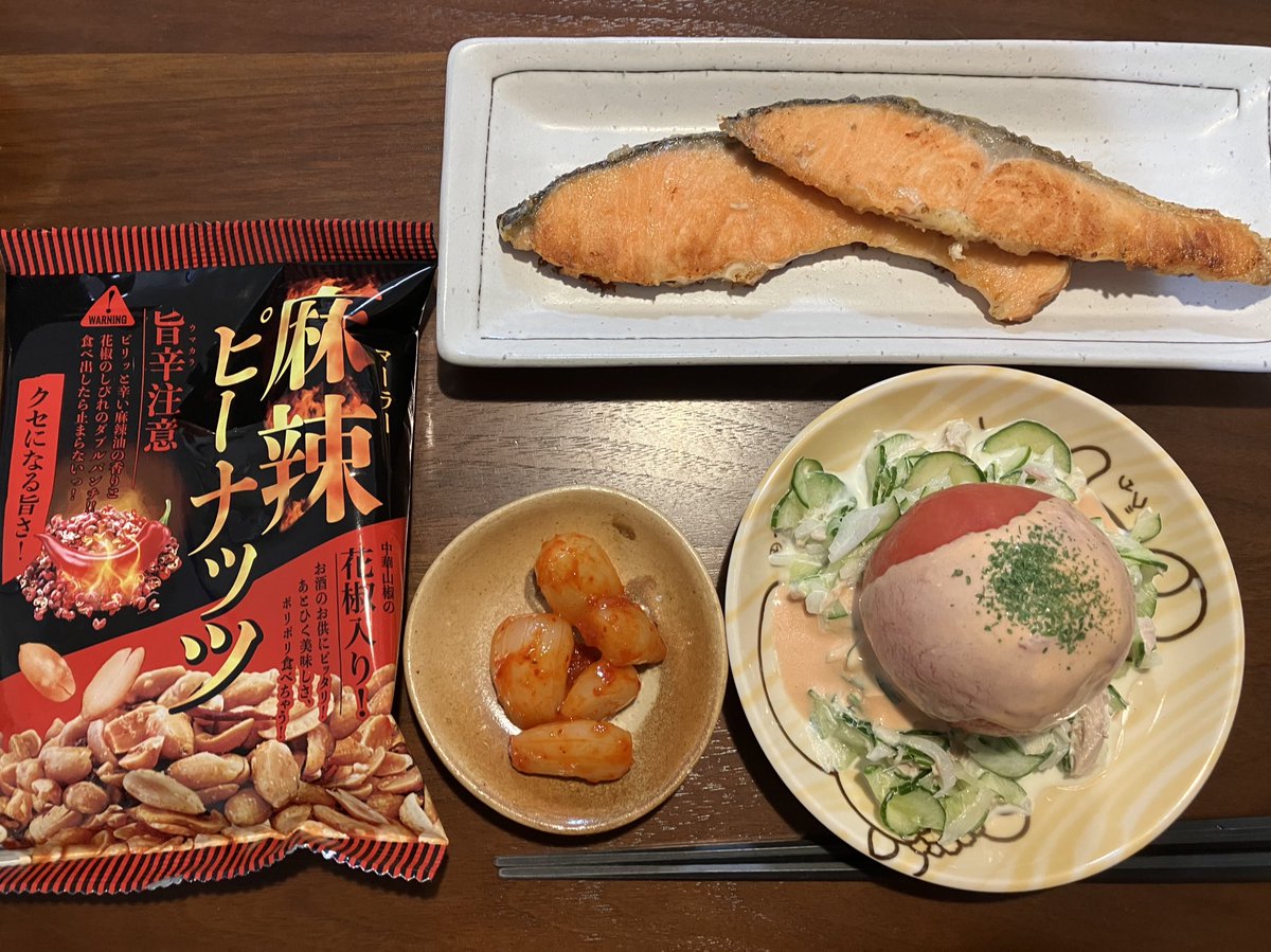 OSUMAHAN's tweet photo. 昨日の内容です
すぐ寝ちゃった

開始時体重:94.8kg 
目標体重:70.0kg
昨日の体重:93.9kg

12時 画像1枚目
19時 画像2〜3枚目+お酒いっぱい https://t.co/idWXOuVAS7