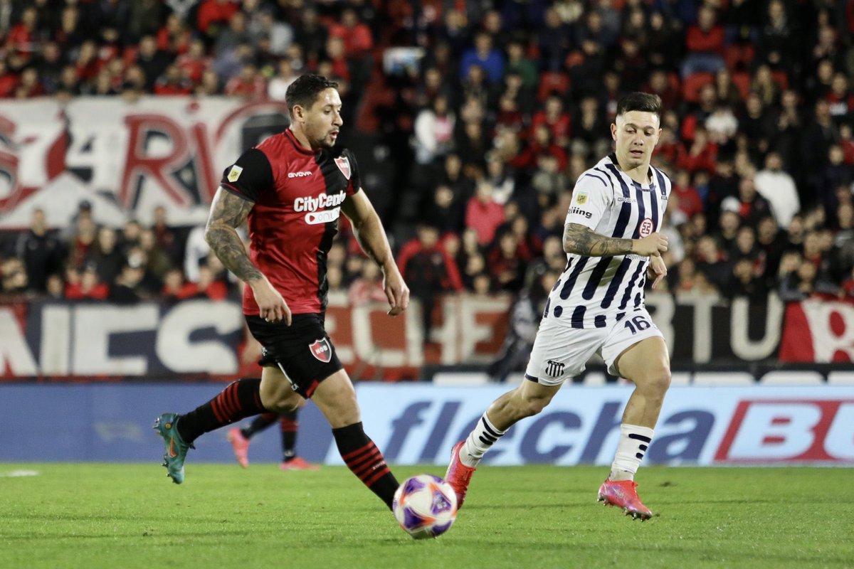 #Newells Me gustaron mucho Montenegro y Glavinovich. Heinze insiste al ponerlo de titular a Mosquera pero Méndez es superior, ampliamente superior.