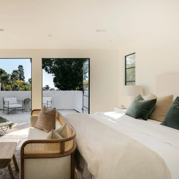 murchisonhume's tweet image. ✨ Refresh your sanctuary with the invigorating scent of natural Mandarin oil! 🍊🌿 Our Room &amp;amp; Linen Spray transforms your bedroom into a peaceful oasis – the perfect setting for relaxation and serenity. 💤✨ Experience the power of nature! 🌱 #NaturalHome #Mand...