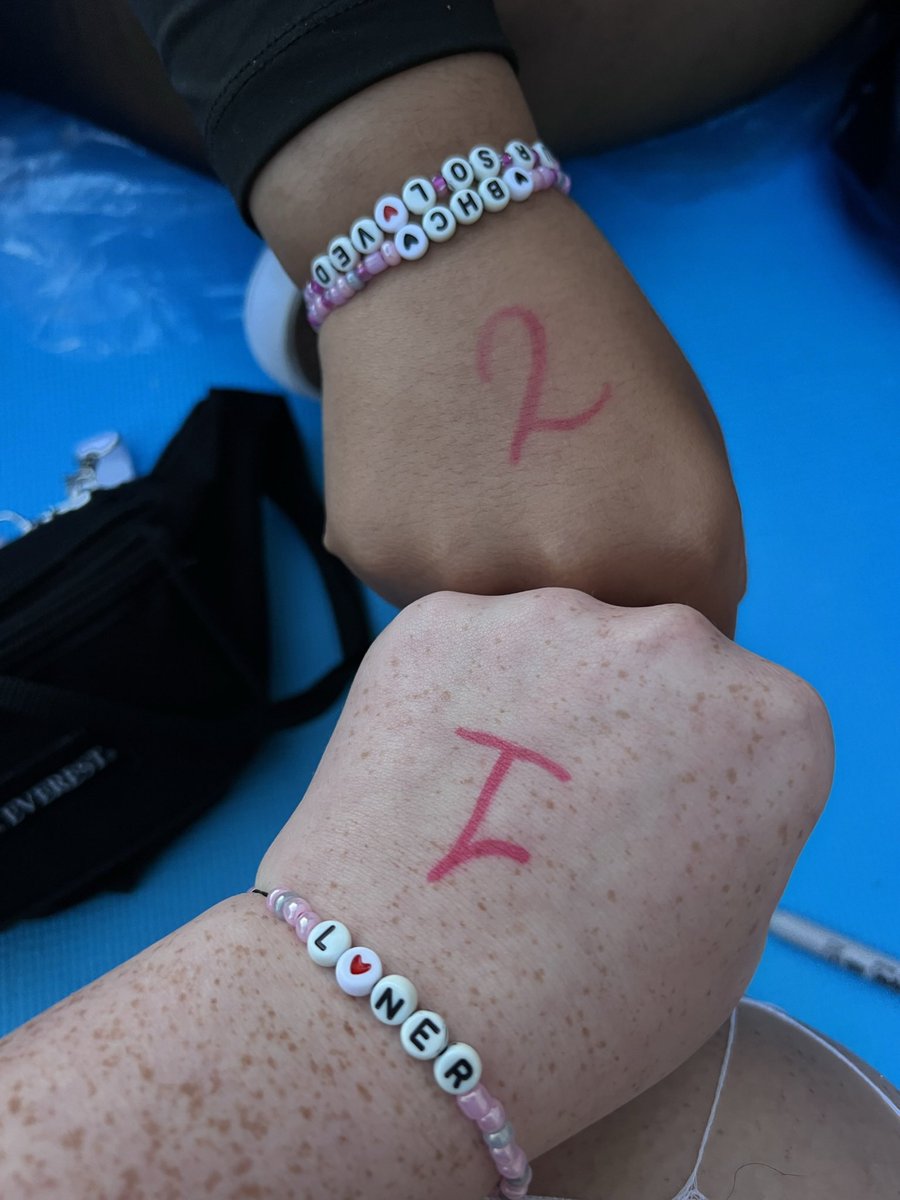 LGxJonas's tweet image. Rt to get barricade at your next concert!