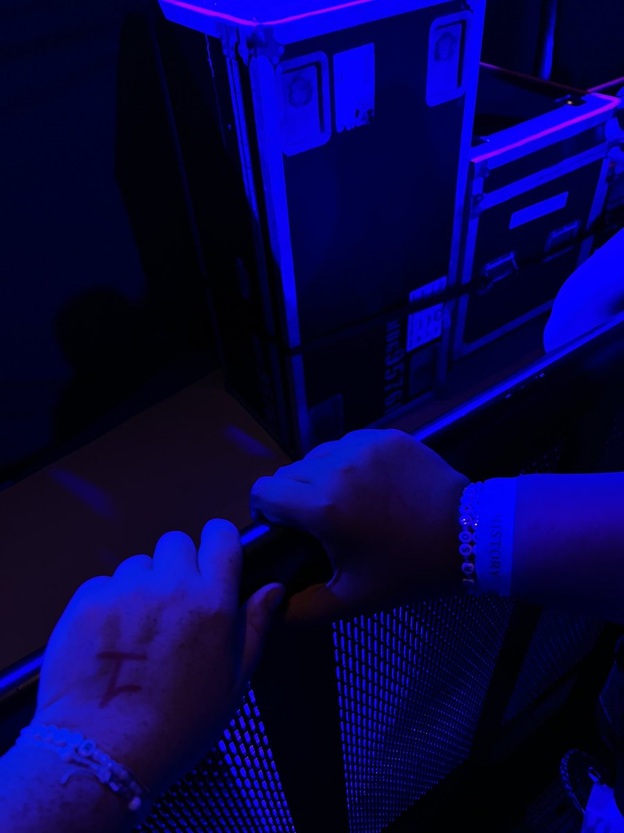 LGxJonas's tweet image. Rt to get barricade at your next concert!