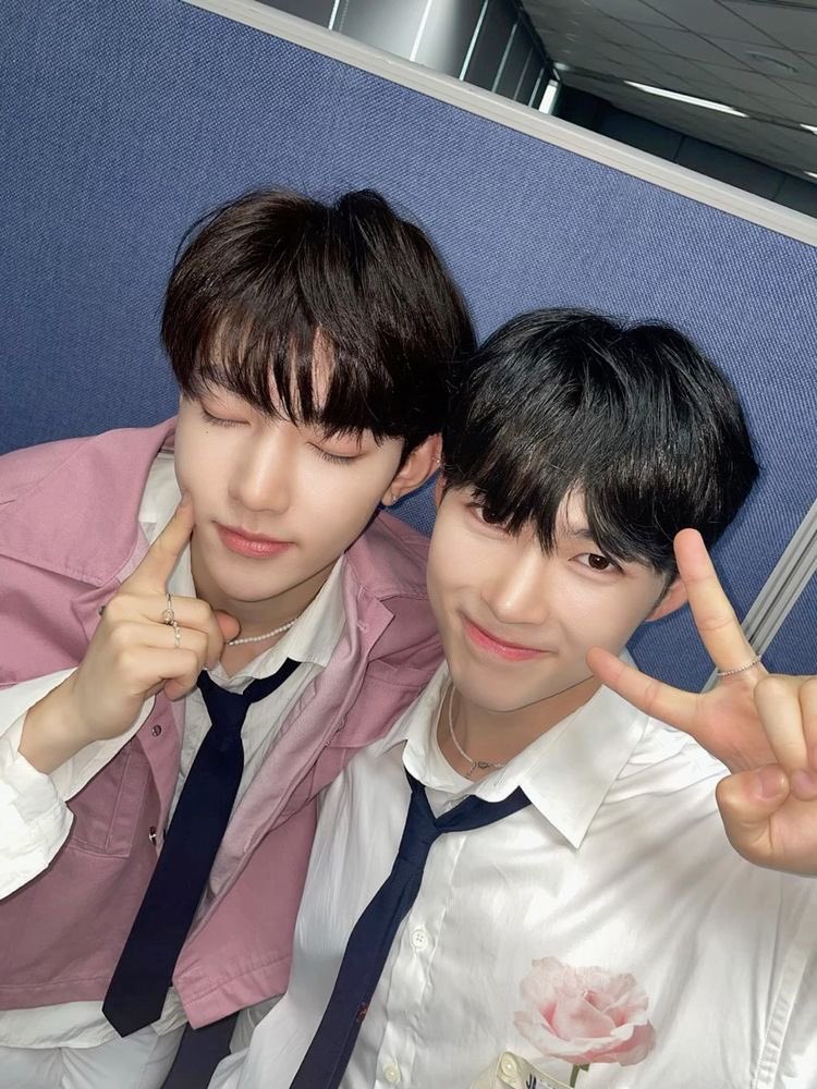 xiaonera's tweet photo. #AU haobin 📌

Donde hanbin, un chico rico que no ha vivido la experiencia d trabajar va a un local de hamburguesas por obligación de su padre y termina trabajando ahí 

o

Donde zhanghao lleva una bebida mal y casi se convierte en su primer y último día de trabajo https://t.co/WAQ9alhFfr