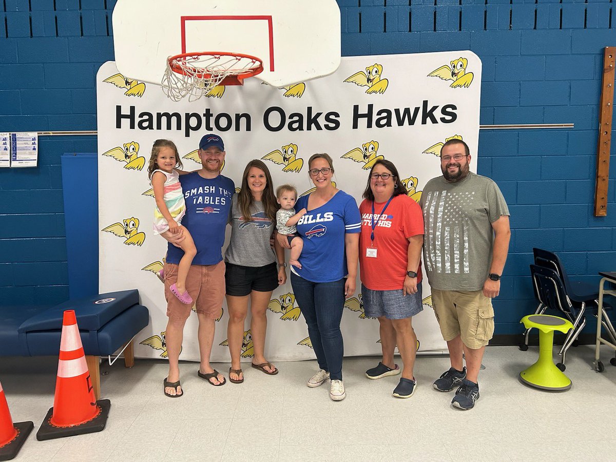 MrsSuttonFocus's tweet image. Fun @HamptonOaksElem Friday Night Lights! Even found a crew of @BuffaloBills fans! @SCPSchools