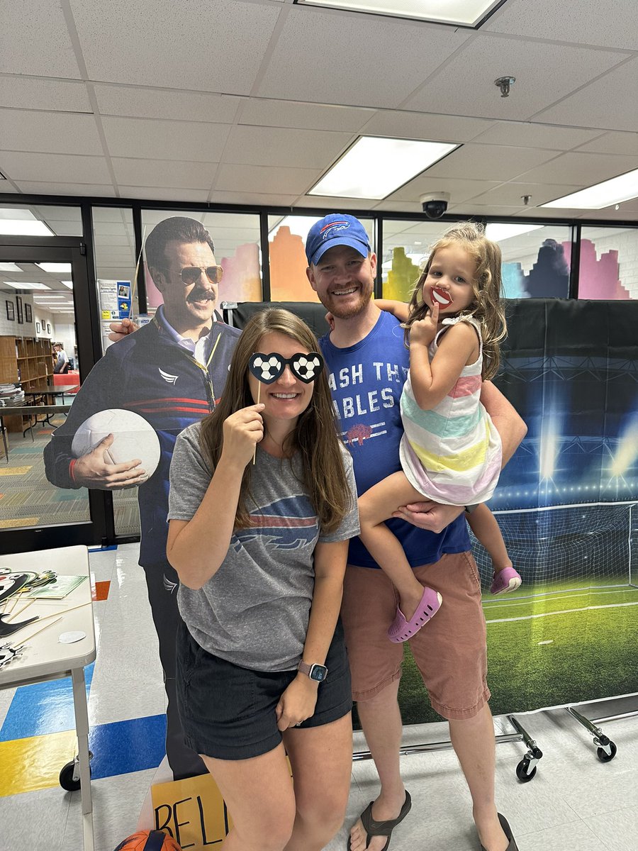 MrsSuttonFocus's tweet image. Fun @HamptonOaksElem Friday Night Lights! Even found a crew of @BuffaloBills fans! @SCPSchools