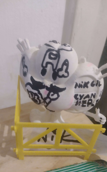 TomiAF1's tweet photo. #Gaturro #Pijurro #GaturroVandalizado Hace un rato hice unboxing del pijurro en miniatura pa vandalizarlo en vivo, con "tecnología antivandálica" y todo. En fin, aqui les dejo un par de fotos de cómo quedó la estatua luego del directo jaja (seguro después suba video resumen). https://t.co/mC3mDc8o63