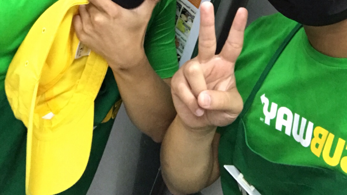 Sweat_pancake's tweet photo. @FOODFESS2 Sebagai mantan Sandwhich Artist di subway emang iya sih susah kalo baru pertama kali wkwk, paling bener minta saran dari sandwhich artistnya aja nder. https://t.co/BXRtNj3B3T