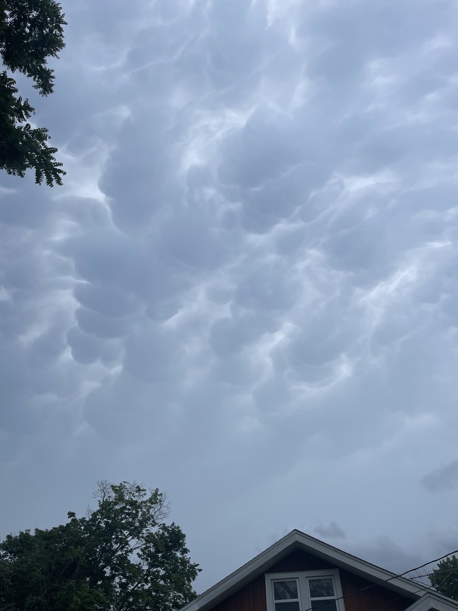 Grannytologist's tweet photo. View from Waterloo. #iawx https://t.co/Sx9JkgHDFf