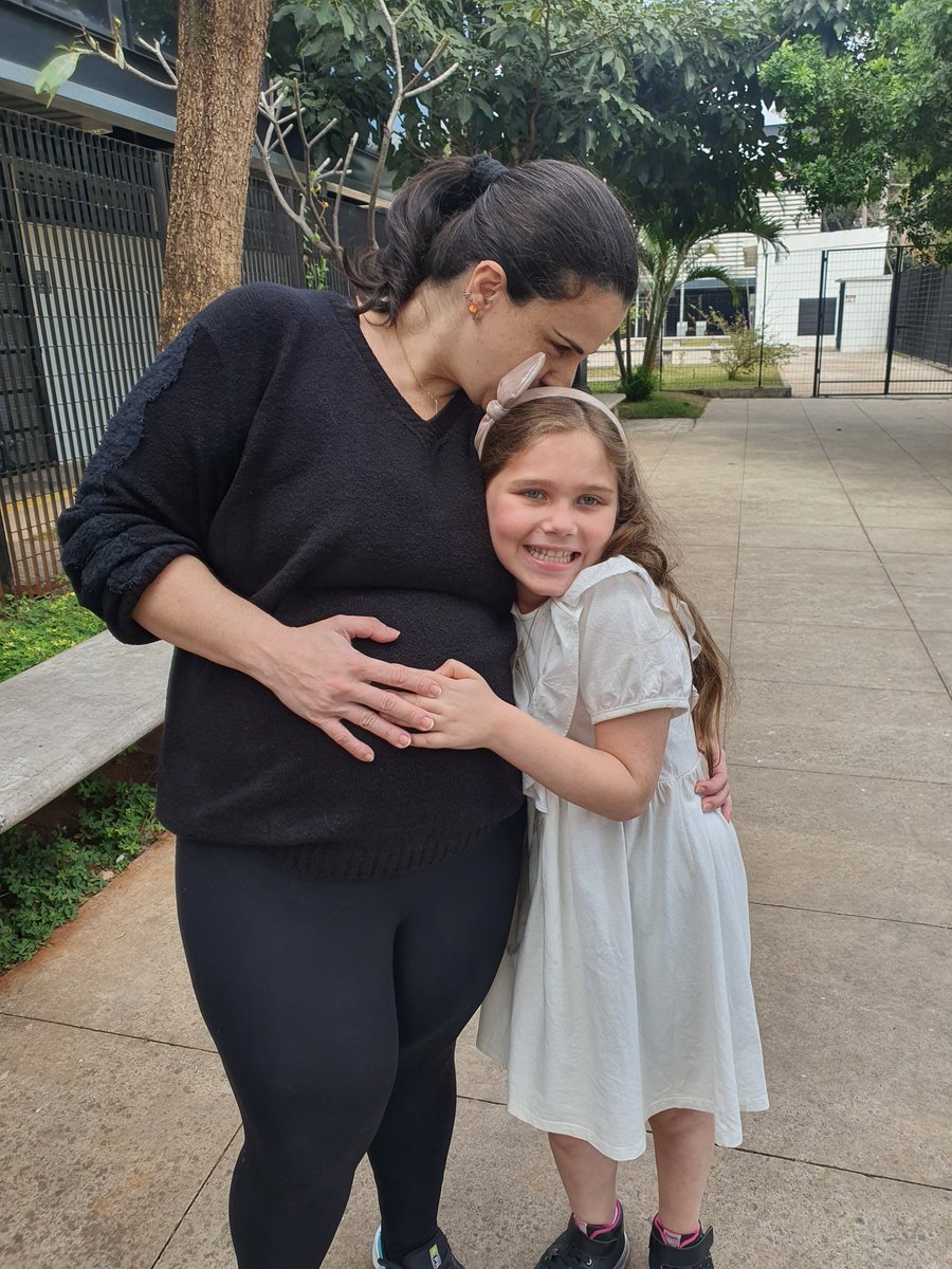 ReLutfi's tweet photo. Hj foi dia da Majú ganhar o melhor abraço do mundo! #Lari ❤ https://t.co/w6TxU4eFHf