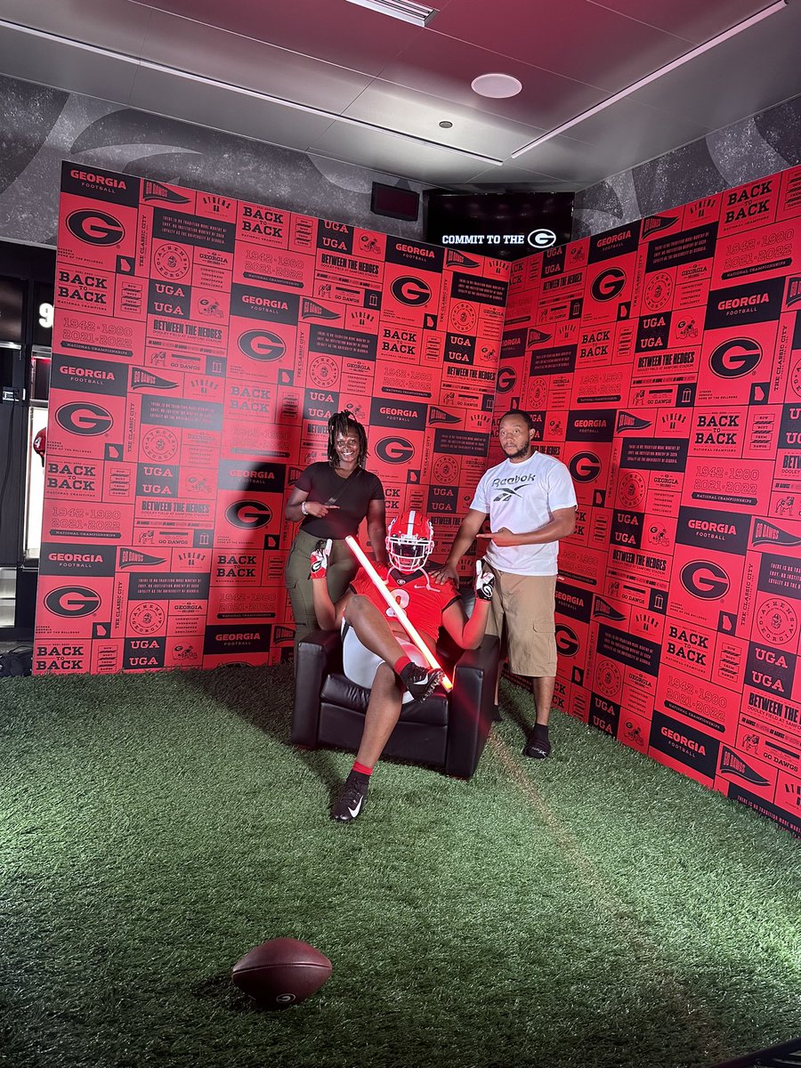 Willia3Laderion's tweet photo. After a great day at camp I am beyond blessed🙏 to receive a 🅾️ffer from the university of Georgia #GoDawgs @TrenchAcademy @CoachJTW @1coachTLindley @recruitDCHS @ChadSimmons_ @247Sports @On3Recruits https://t.co/N2EF5iFfBD