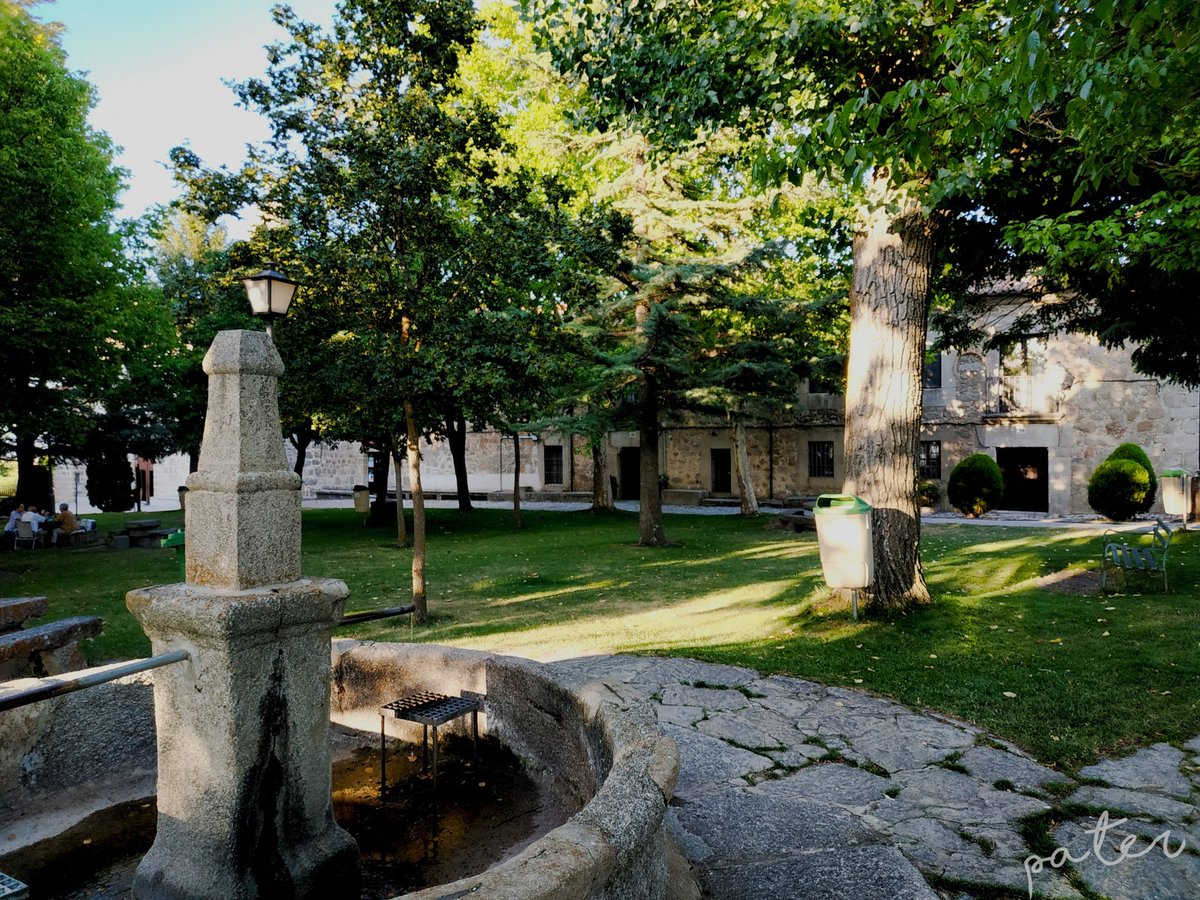 pater112's tweet photo. Santa Teresa de Jesús bebió agua de esta fuente cuando visitaba (asiduamente) la ermita de Sonsoles a las afueras de la ciudad de #Avila. Lo que no sabemos es cuál de los dos manantiales la gustaba más, pues uno es dulce y el otro soso...

Tengan cuidado ahí fuera. https://t.co/TUnRWKzJBG