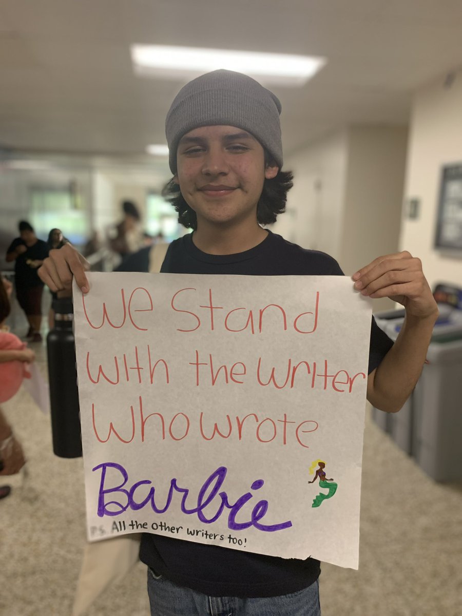 UTLAnow's tweet photo. The kids know what’s up! 

LA students are in solidarity with striking Hollywood workers as they fight for economic justice and a livable future ✊ https://t.co/DBKUSY8Kfx