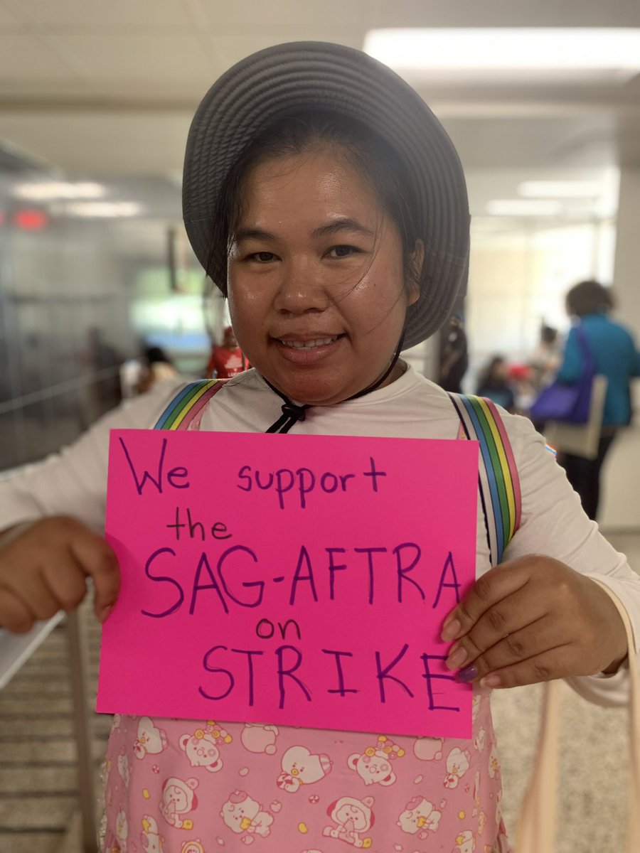 UTLAnow's tweet photo. The kids know what’s up! 

LA students are in solidarity with striking Hollywood workers as they fight for economic justice and a livable future ✊ https://t.co/DBKUSY8Kfx