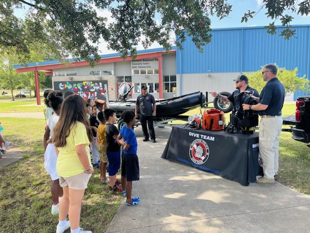 RylanderM_'s tweet photo. Our week long G.R.E.A.T. Summer Camp at  Burnett Bayland Park came  to end today. Thank you to our young campers, presenters, and HPD personnel for making this summer camp great! 🌞 @houstonpolice @HPARD #SummerCampFarewell https://t.co/dcdLN72Ynf