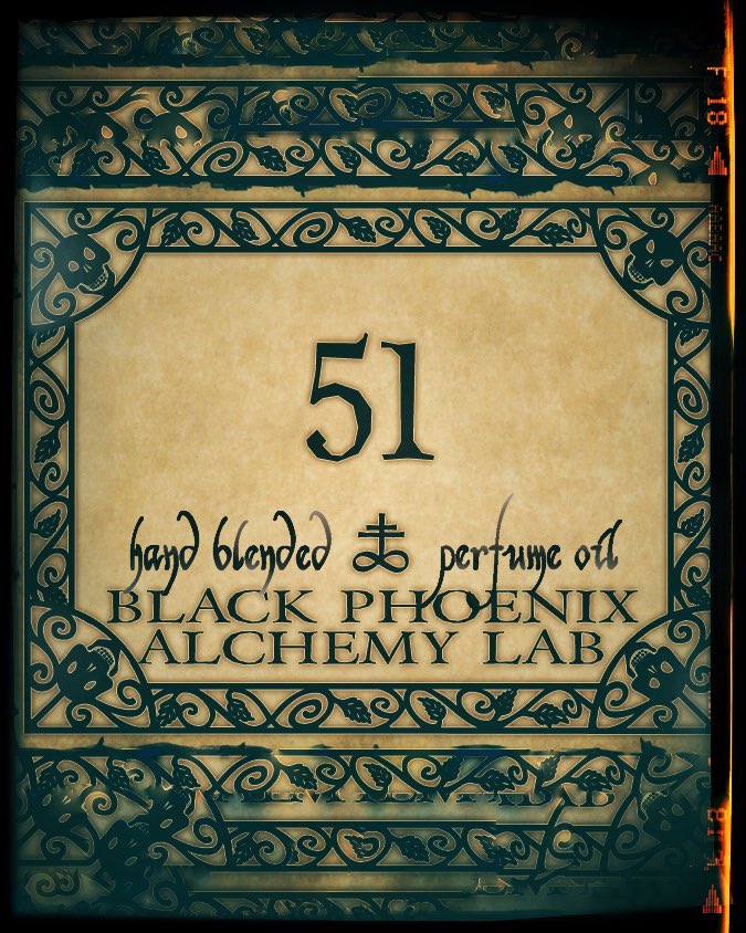 bpal's tweet image. “Luminescent, glowing, and otherworldly: green mandarin, neroli, honeydew, white amber, guava, freesia, white and green musks hovering over desert scrub, smashed wood, and the dry, biting scent of night air over the Groom Lake salt flats.” 👽
blackphoenixalchemylab.com/shop/general-c…