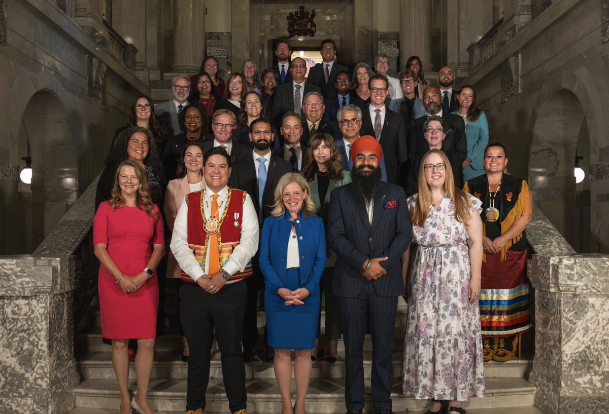 The dream team back in 2019 vs. 2023. I’m so lucky to fight for Albertans everyday with this group!

I’m celebrating my birthday by sharing my favourite career memories! Support here: act.albertandp.ca/donate/cbuf

#ableg #yyc #66forCeci