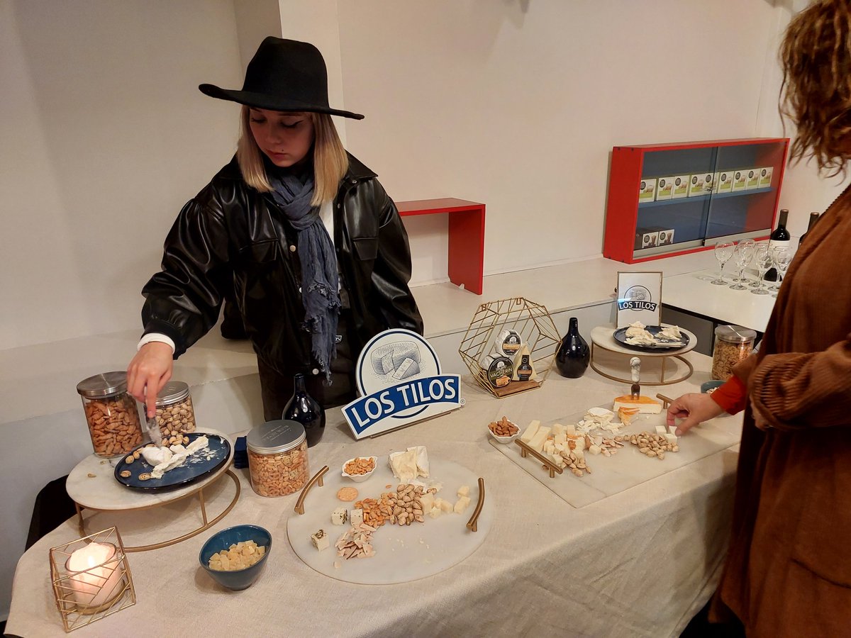 Ayer vivimos una noche memorable con la autora <a href="/carlaguelfenbei/">Carla Guelfenbein</a> en la Biblioteca de Vitacura 🥰

La escritora conversó con el público y se sinceró al responder sus inquietudes. Una noche donde también se disfrutó de un rico cóctel y Guelfenbein firmó sus libros a sus seguidores.