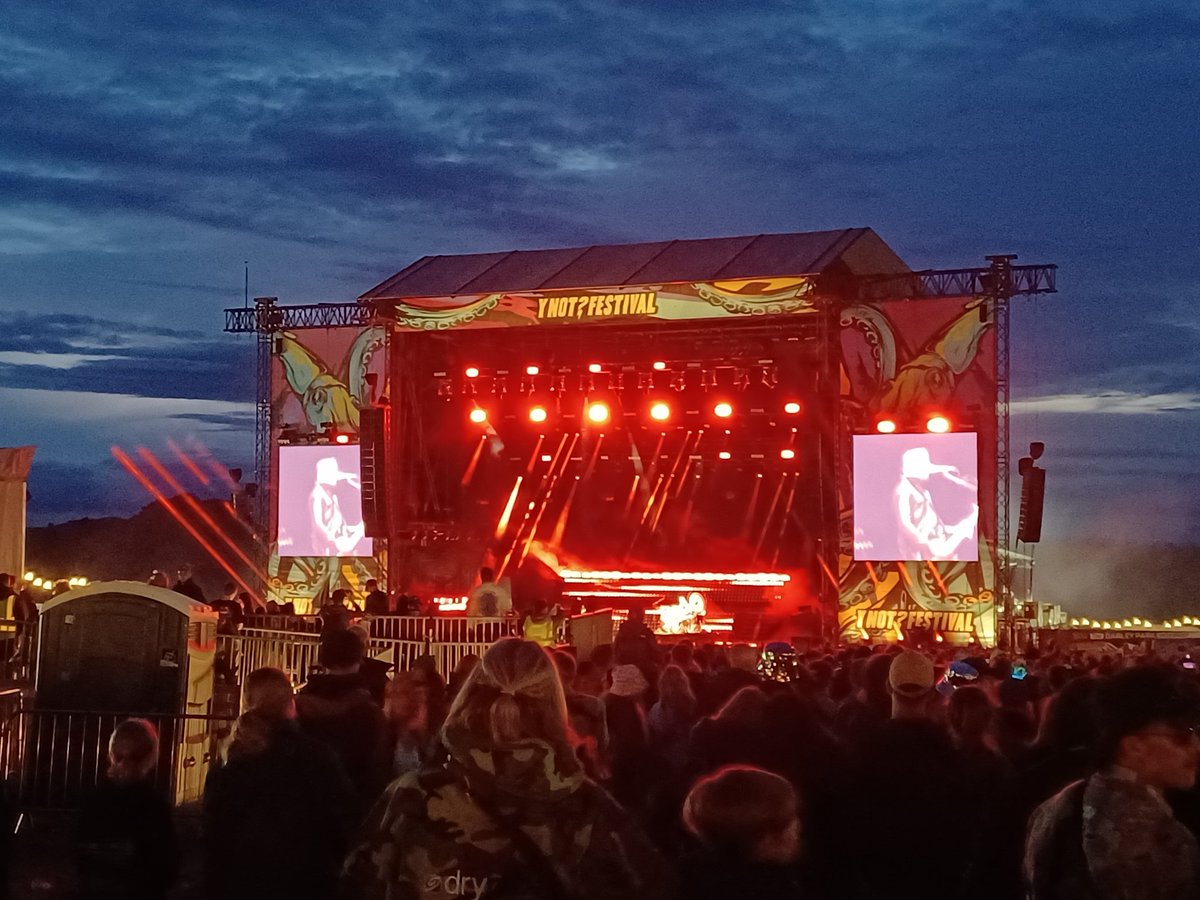 Rob15333645's tweet image. Fun night at YNot Festival, our local mini Glasto.  21,000 there to watch the brilliant Royal Blood tonight.  Also took in some fantastic smaller acts such as Gold Water #Ynot #peakdistrict #RoyalBlood