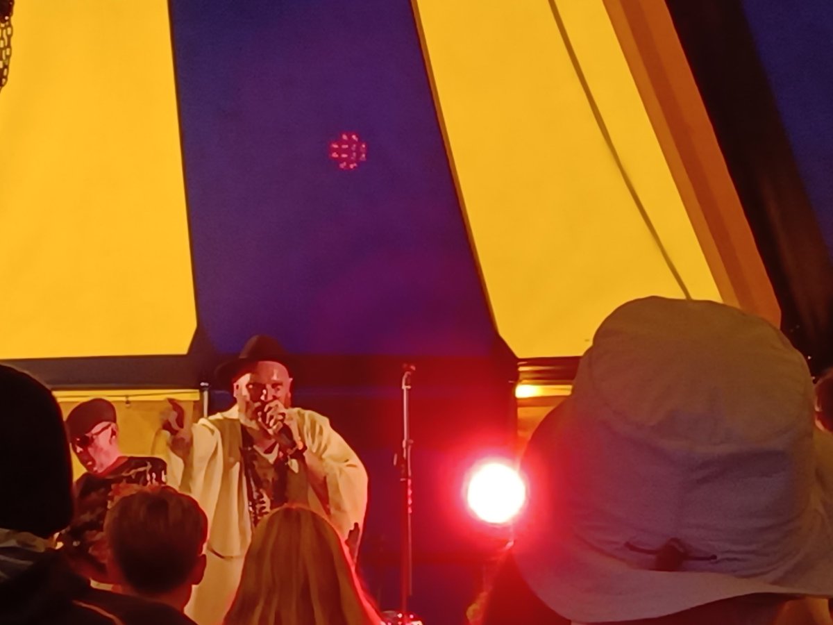 Rob15333645's tweet image. Fun night at YNot Festival, our local mini Glasto.  21,000 there to watch the brilliant Royal Blood tonight.  Also took in some fantastic smaller acts such as Gold Water #Ynot #peakdistrict #RoyalBlood