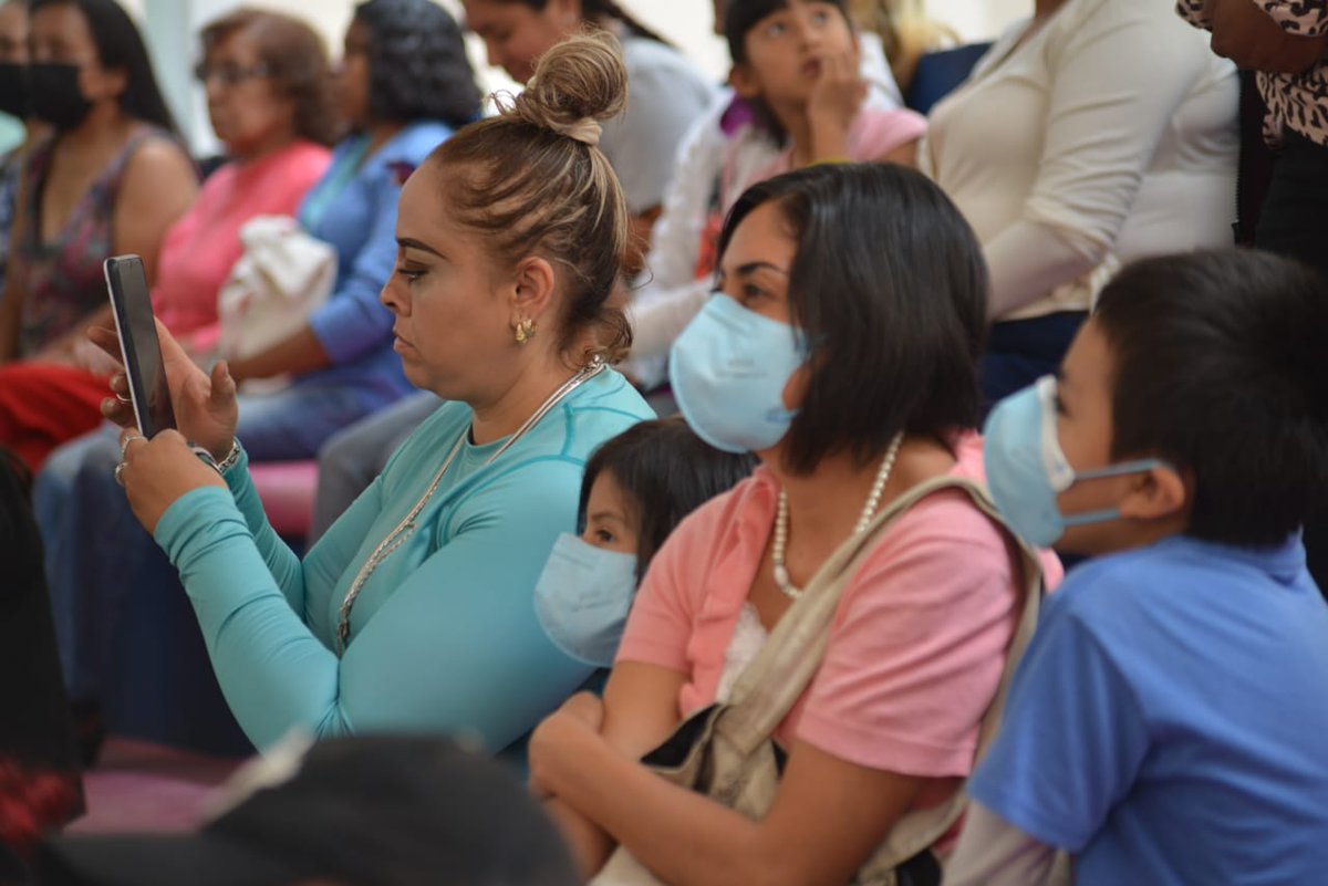 ClaudiaGalavizS's tweet photo. Acompañada de @evelyn_parraA Alcaldesa de @A_VCarranza realizamos la entrega de los trabajos de pintura del programa Bienestar en TUnidad de la @ProsocCDMX, a las y los vecinos de la Unidad La Chocolatera 

#BienestarEnTUnidad https://t.co/9fsNxEOKvX
