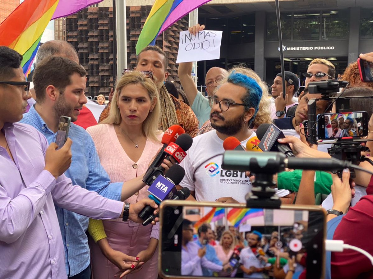 GomezMarcos's tweet photo. Activistas y ONG de Venezuela realizaron demostración frente al Ministerio Público exigiendo el sobreseimiento del proceso penal en contra de las 33 personas detenidas arbitrariamente en un sauna y acusadas públicamente de homosexualidad por prensa policial 

Piden que se generen los procesos de investigación a funcionarios que cometen arbitrariedades basadas en prejuicios lgbtifóbicos

#JusticiaALos33
#LiberenALos33 Plenamente 
#LibertadParaLos33 Libertad Plena
Fotos: @franklin06740842