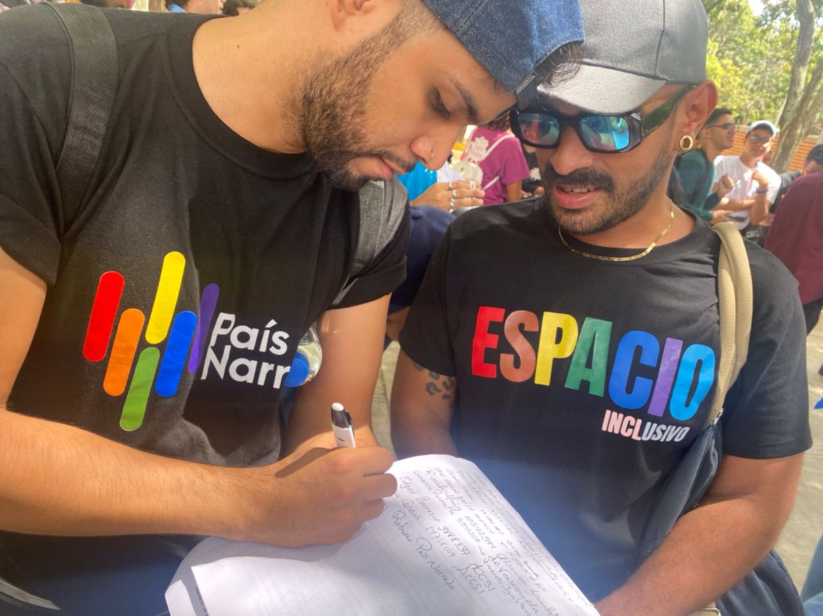 GomezMarcos's tweet photo. Activistas y ONG de Venezuela realizaron demostración frente al Ministerio Público exigiendo el sobreseimiento del proceso penal en contra de las 33 personas detenidas arbitrariamente en un sauna y acusadas públicamente de homosexualidad por prensa policial 

Piden que se generen los procesos de investigación a funcionarios que cometen arbitrariedades basadas en prejuicios lgbtifóbicos

#JusticiaALos33
#LiberenALos33 Plenamente 
#LibertadParaLos33 Libertad Plena
Fotos: @franklin06740842