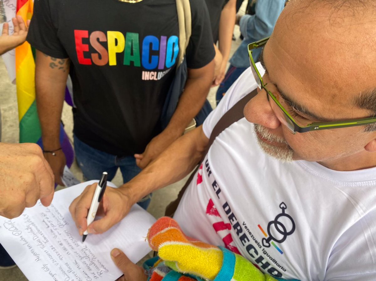 GomezMarcos's tweet photo. Activistas y ONG de Venezuela realizaron demostración frente al Ministerio Público exigiendo el sobreseimiento del proceso penal en contra de las 33 personas detenidas arbitrariamente en un sauna y acusadas públicamente de homosexualidad por prensa policial 

Piden que se generen los procesos de investigación a funcionarios que cometen arbitrariedades basadas en prejuicios lgbtifóbicos

#JusticiaALos33
#LiberenALos33 Plenamente 
#LibertadParaLos33 Libertad Plena
Fotos: @franklin06740842