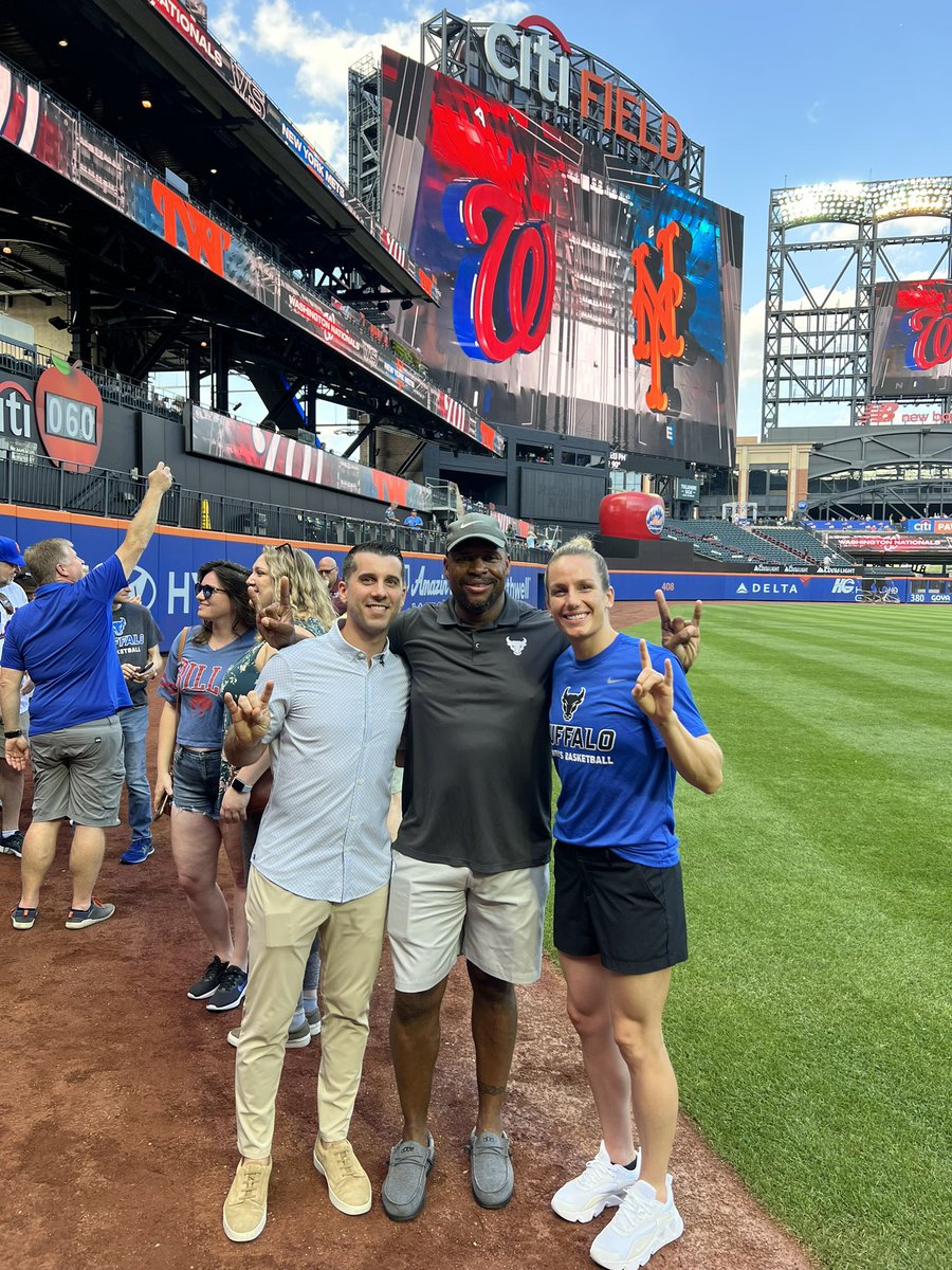 Alnutt41's tweet photo. UB Day at the @Mets game tonight. Fun times attending the game with our great @ubalumni alums down here in New York!! Fortunate to have @beckyburke11 and @coachGH3 here with me representing @UBAthletics!! Great job @UB_ETGross and @Tom_Symonds for organizing.๐ค๐พ#UBFam https://t.co/srmfx7ornM