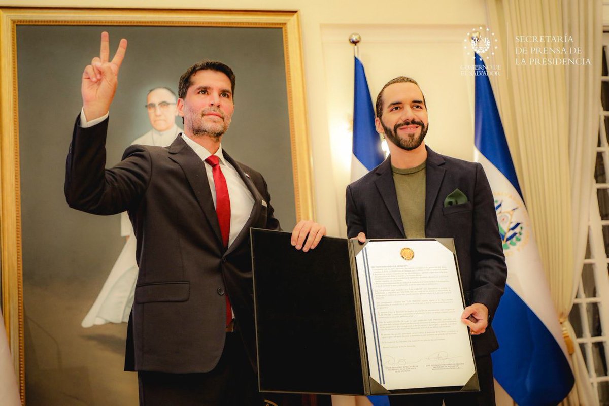 SecPrensaSV's tweet photo. #SoundOfFreedom | El Presidente @nayibbukele firmó una carta de intención con el Movimiento Viva México, liderado por @EVerastegui, para trabajar en el combate contra la trata y explotación sexual de menores. #SecretaríaDePrensa https://t.co/OONAlUFqae