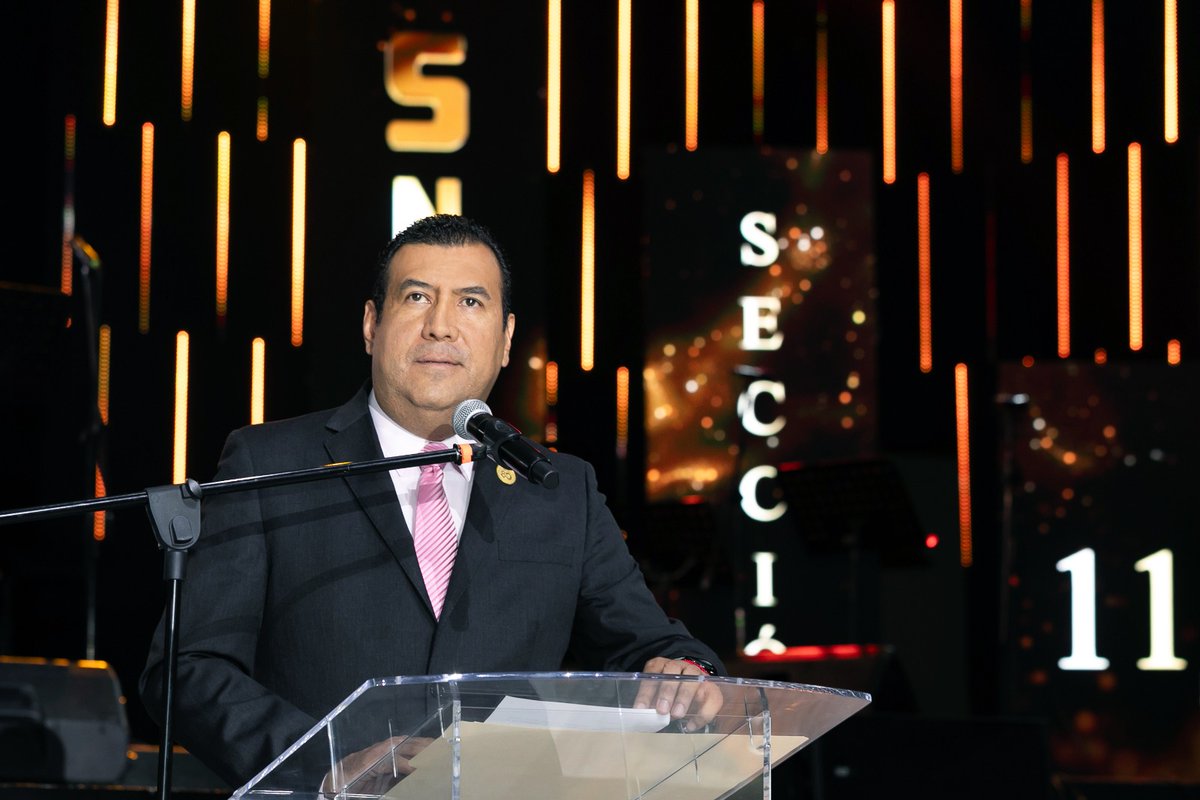 SnteNacional's tweet photo. El Personal de Apoyo y Asistencia a la Educación 🧑‍💼👨‍💼 cuenta con el respaldo de su sindicato, garantizó el Srio. Gral. del #SNTE 📚 Mtro. Alfonso Cepeda Salas en reunión con 2 mil 500 agremiados de la @secc11cdmx ✔️ a quienes reconoció su labor🏫

Nota 👉 https://t.co/pdqhBLX6ra https://t.co/9utaHL2FSJ