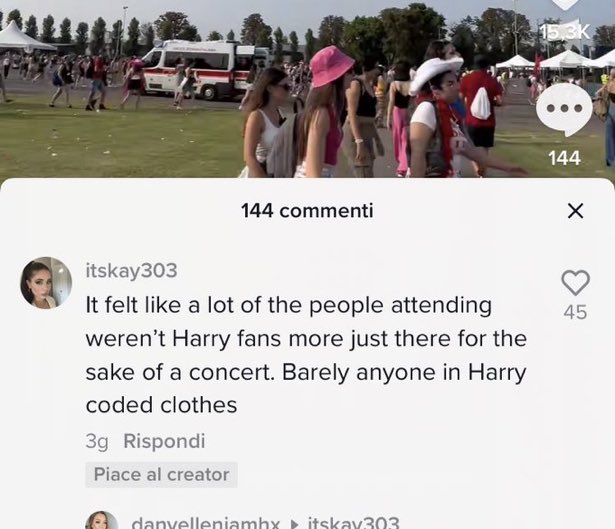 Beatricetpwk's tweet photo. Quando capirete che in Italia ci sono 50 gradi all’ombra e ricreare gli outfit di harry, o mettersi cose elegantissime, stivali ecc per fare 20 ore di fila è impossibile, fatemi un fischio.
Detto ciò eravamo tutti harry coded comunque ma vabbè 
#harrystyles https://t.co/b6aBYnDaUH
