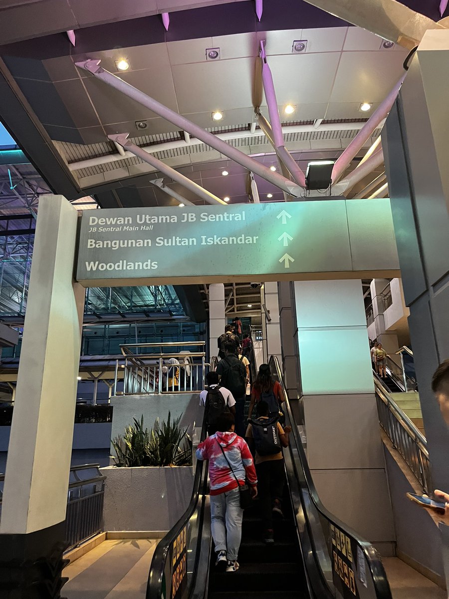 GoJeZzy's tweet photo. Never even imagine salah stesen kt negara sendiri. Lps tu nk g Singapore je. Jln kaki punya la lama skali tgk salah platform. So xpe kita naik bas je. https://t.co/IBFH31pyNj