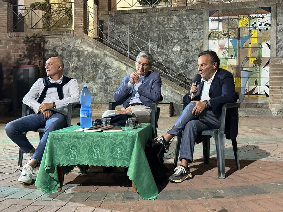 _antoniocannone's tweet photo. Grandi emozioni a #Falerna per la presentazione di “#QuandolaNdranghetasconfisseloStato” davanti ad una splendida cornice di pubblico. 
#LuigiPellegriniEditore
#AntonioNicaso
#Stato
#Calabria
#ndrangheta
#poteriocculti
#borghesiamafiosa
#libri
#legalità
#AntonioCannone https://t.co/R1zp6xEDxW