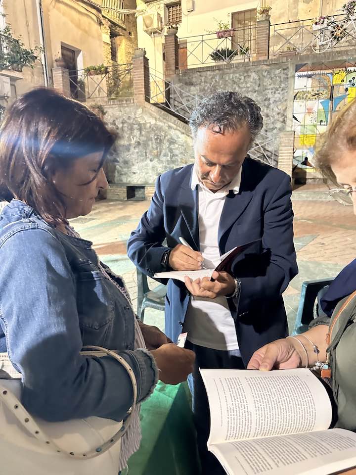 _antoniocannone's tweet photo. Grandi emozioni a #Falerna per la presentazione di “#QuandolaNdranghetasconfisseloStato” davanti ad una splendida cornice di pubblico. 
#LuigiPellegriniEditore
#AntonioNicaso
#Stato
#Calabria
#ndrangheta
#poteriocculti
#borghesiamafiosa
#libri
#legalità
#AntonioCannone https://t.co/R1zp6xEDxW