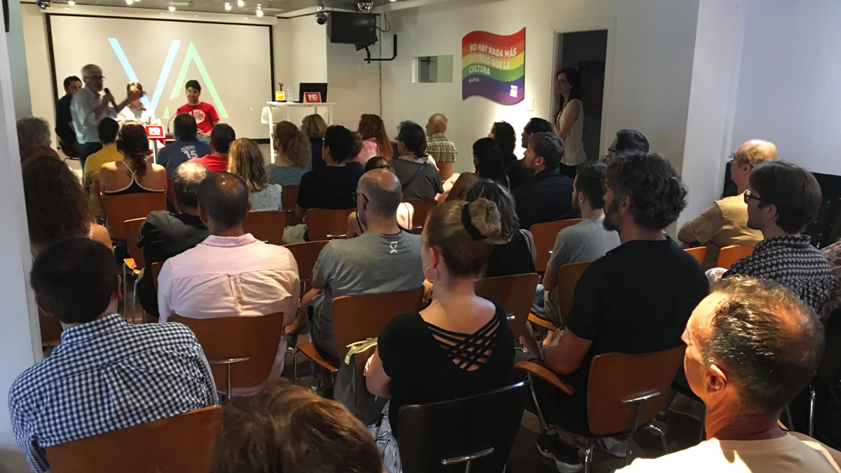 📸 Imágenes de la charla "La inteligencia artificial en el cine" que hemos organizado en el fórum cultural de Fnac Valencia con Víctor Palacios (distribuidor cinematográfico), Javier Horrillo (creador audiovisual), Luis Búrdalo (experto en IA) y Antonio Madrid (gestor cultural).