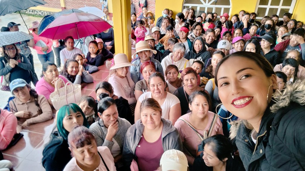 MarielLoOpez16's tweet photo. Hoy saludamos con mucho gusto a todas las amigas de #SanPabloAtlazalpan #Huitzilzingo #TresMarias equipo de @alfredodelmazo en el Municipio de #Chalco #Distrito1 https://t.co/H0uTGcVAUQ