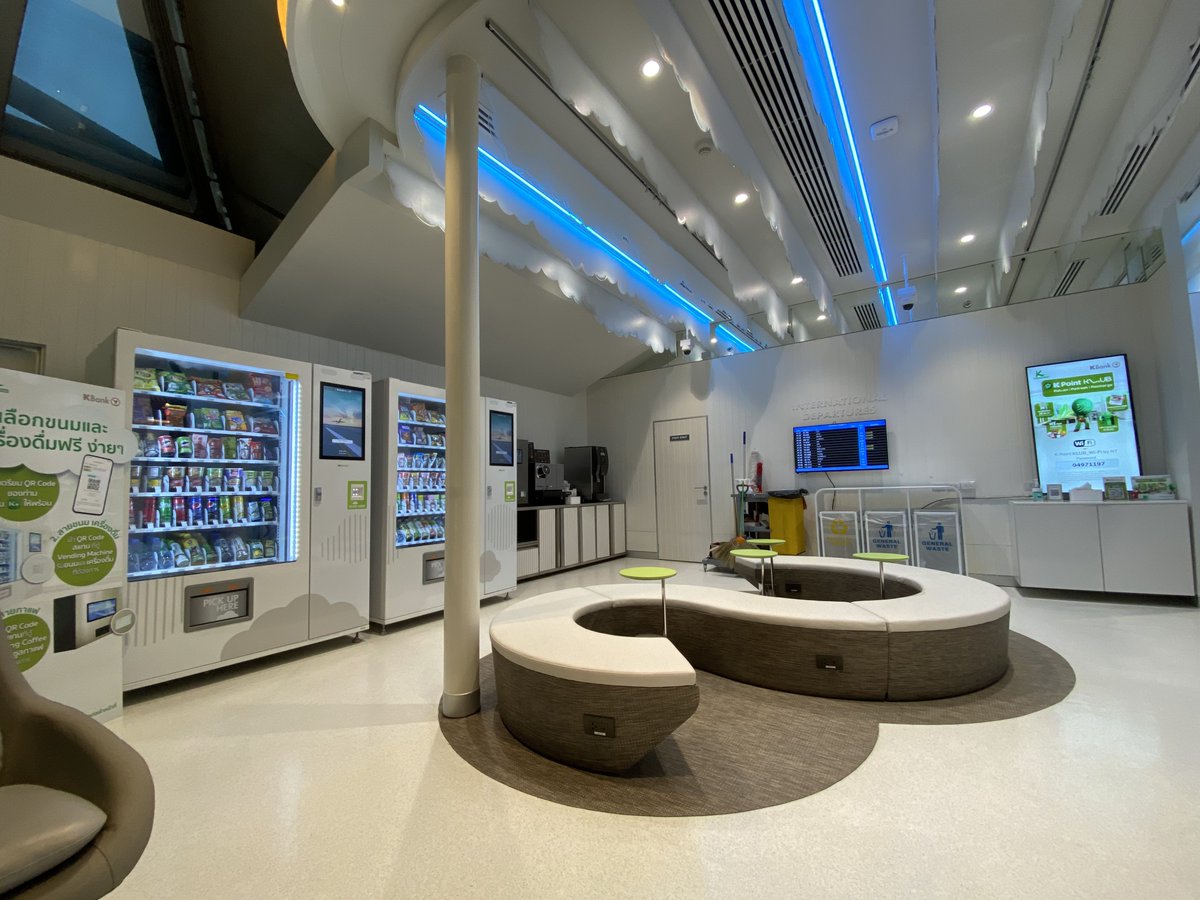 chinnieruby's tweet image. ใครมาสนามบินก่อนเวลาไม่รู้ทำอะไร แวะเข้า K Point Klub ของ KBank โอเคเลยนะ คนน้อย มีขนม มีน้ำให้กิน ชาตแบตได้ด้วย นั่งชิลๆ แค่แลก K Point 1,500 คะแนน = 150 บาท เลือกขนมน้ำอะไรก็ได้ 2 อย่าง #KPoint #KPLUS