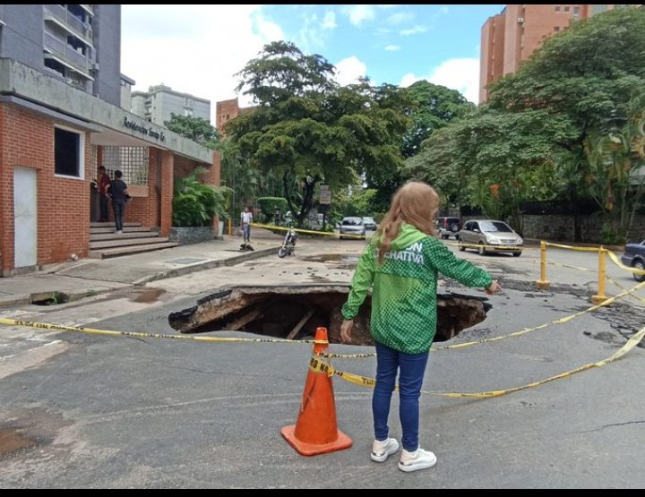 Vanegene's tweet photo. @HidroCapital2 URGE que se resuelva este problema ya va más de 4 veces que pasa lo mismo. Necesitamos personal calificado para la reparación, cada vez está más grande. ES URGENTE @BarutaOperativa https://t.co/N7hrdG8m8R