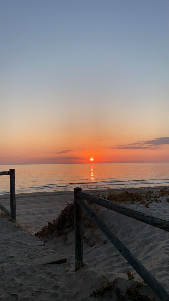 noaavilas's tweet photo. llévame a ver el atardecer en la playa y ya soy feliz https://t.co/wVBOWwqLcR