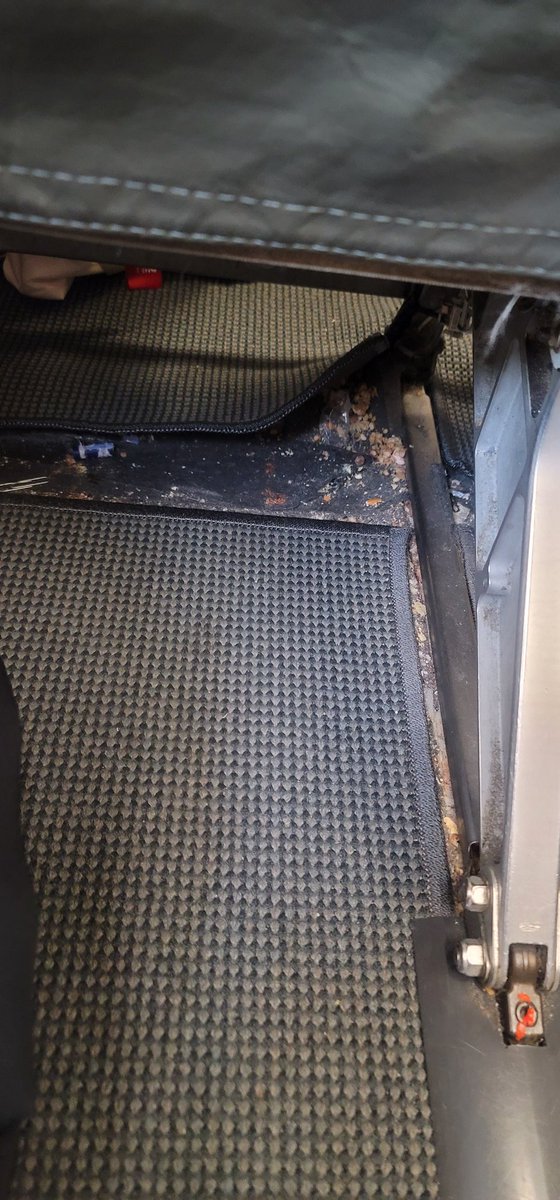 yomont60's tweet photo. This is seat 2A on @jetblue #1761 out of lga.  Who is hungry for famous #JetBlue free snacks? https://t.co/TtQLnwpBRV