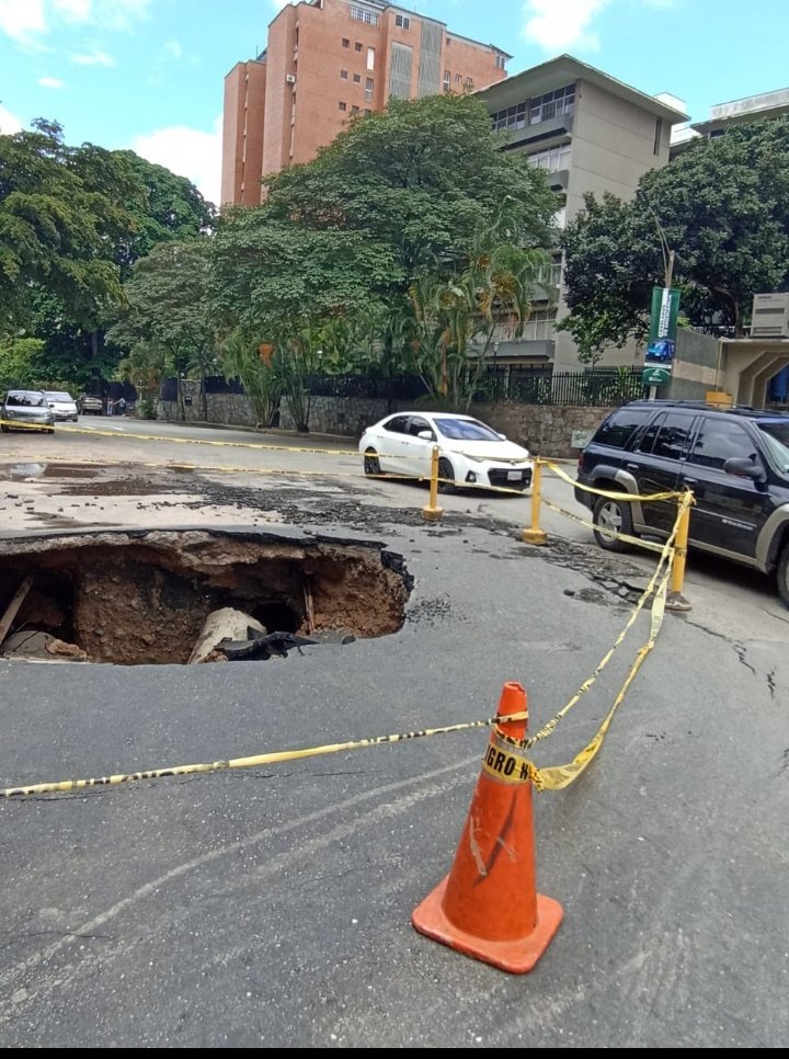 Vanegene's tweet photo. @HidroCapital2 URGE que se resuelva este problema ya va más de 4 veces que pasa lo mismo. Necesitamos personal calificado para la reparación, cada vez está más grande. ES URGENTE @BarutaOperativa https://t.co/N7hrdG8m8R