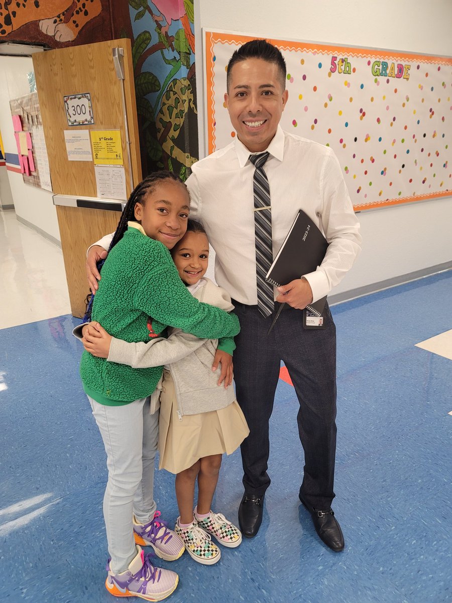 yangel00's tweet photo. I caught our AP Bobcat Mr. @Steven_ClintISD making connections and building relationships with our Bobcats!!! Our Bobcats MATTER!!! Those smiles say it all!! #FirstWeekDown #Connections #YouMatter #waytogo https://t.co/LvC8KC1xoz
