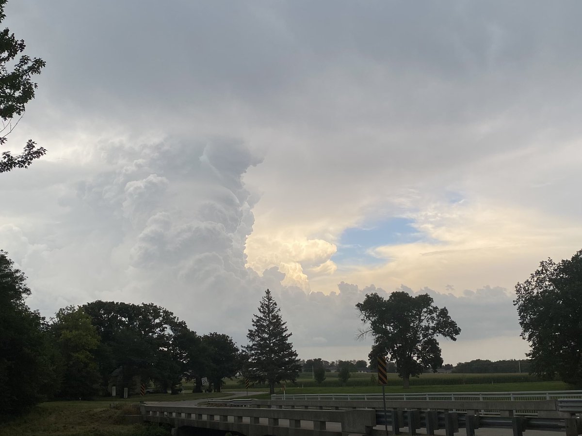 lynniekb's tweet photo. So fantastic! Seward Co looking east. #newx @rustywx https://t.co/OlRO1ycFyG