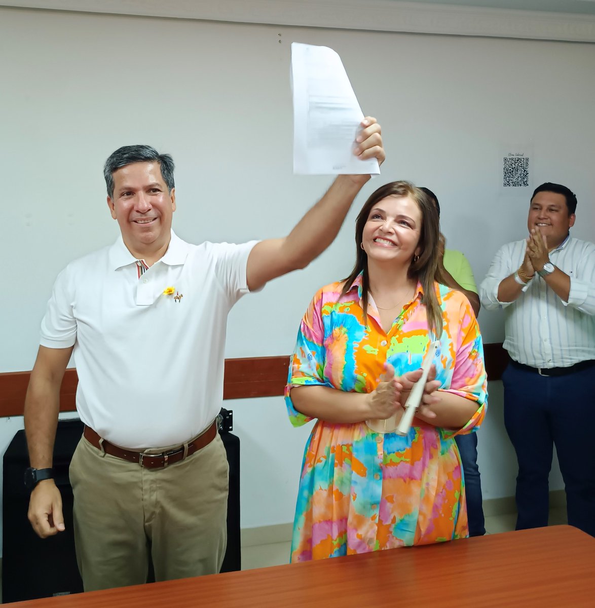 Rodrigo_LaraS's tweet photo. Con la bendición de mi madre y el apoyo de mi familia, levanto en alto no un papel, sino el sentir de un Departamento que reclama un cambio.  

¡Aquí estoy, convencido de que juntos construiremos un Huila para tod@s!
#GobernacióndelHuila 
#HuilaParaTodos🤍💚💛 https://t.co/mMgHxe2smL
