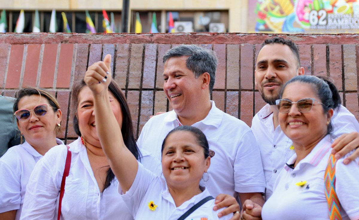 Rodrigo_LaraS's tweet photo. Con la bendición de mi madre y el apoyo de mi familia, levanto en alto no un papel, sino el sentir de un Departamento que reclama un cambio.  

¡Aquí estoy, convencido de que juntos construiremos un Huila para tod@s!
#GobernacióndelHuila 
#HuilaParaTodos🤍💚💛 https://t.co/mMgHxe2smL