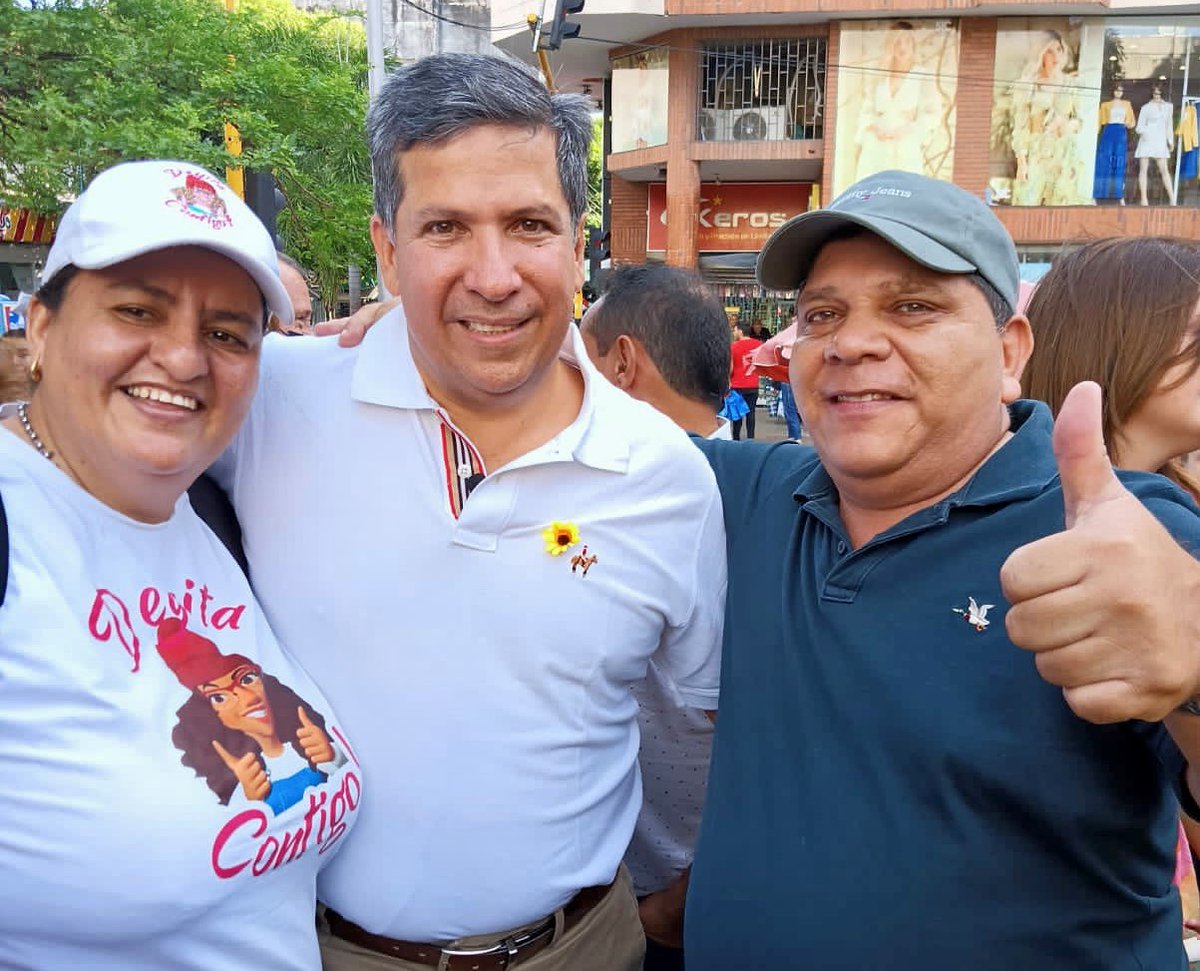 Rodrigo_LaraS's tweet photo. Con la bendición de mi madre y el apoyo de mi familia, levanto en alto no un papel, sino el sentir de un Departamento que reclama un cambio.  

¡Aquí estoy, convencido de que juntos construiremos un Huila para tod@s!
#GobernacióndelHuila 
#HuilaParaTodos🤍💚💛 https://t.co/mMgHxe2smL